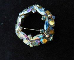 sherman octogonal wreath pin view